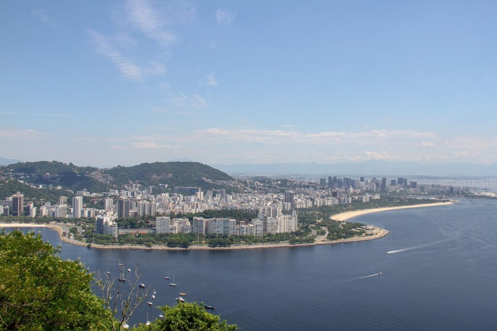 A limpeza regular de fossas em Niterói e São Gonçalo preserva o meio ambiente e a saúde pública, evitando a contaminação do solo e da água.