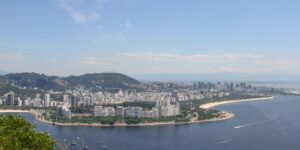 A limpeza regular de fossas em Niterói e São Gonçalo preserva o meio ambiente e a saúde pública, evitando a contaminação do solo e da água.